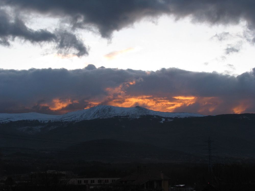 Caption: A photo of Vitosha mountain and sunset (Local Guide @KatyaL)