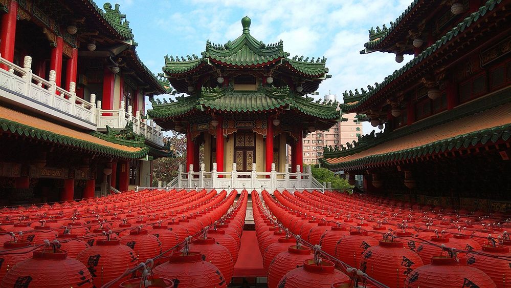 Caption: A photo of the Sanfen Temple with red lanterns strung in the courtyard, taken in Kaohsiung City, Vietnam during Lunar New Year. (Local Guide 侯志中)