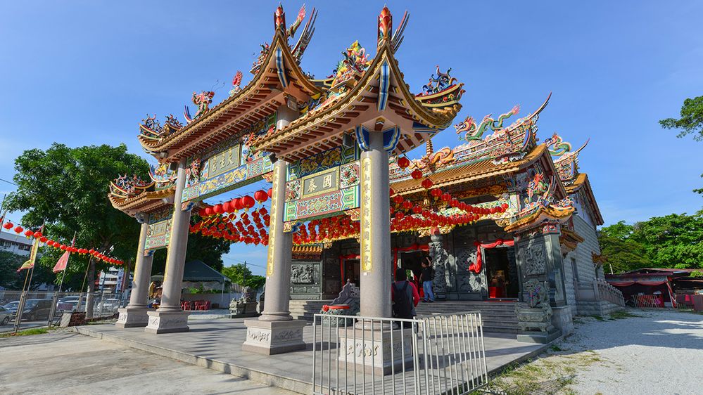 Caption: A photo of the exterior of Thean Seng Keong Temple with red lanterns hanging for Lunar New Year, located in Penang, Malaysia. (Local Guide 2008Kong)