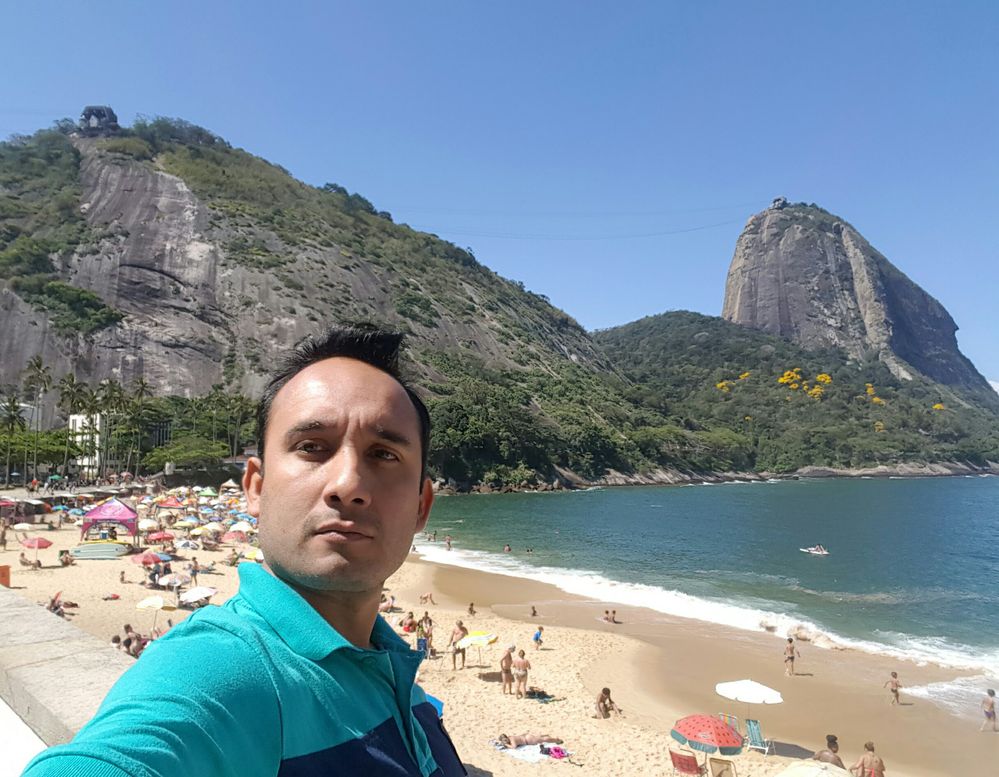 Praia Vermelha no fundo da selfie do Guia Local ParaenseCarioca