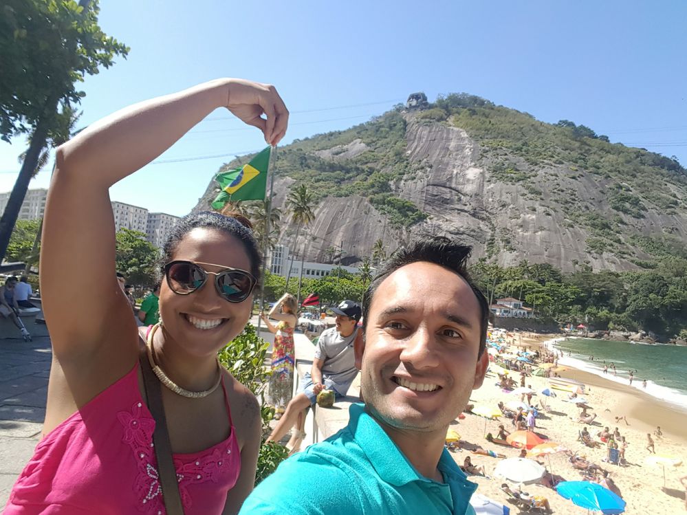 Praia Vermelha no fundo da selfie do Guia Local ParaenseCarioca e sua esposa Fernanda, que não é uma Guia Local e nem quer ser (rs)
