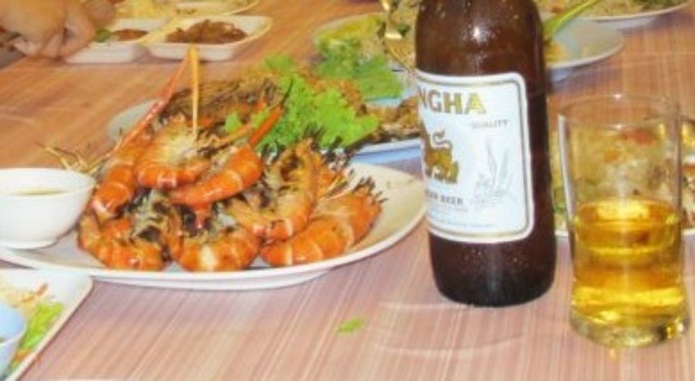 Caption: A photo of shrimp with beer in Thailand (Local Guide @Aruni)
