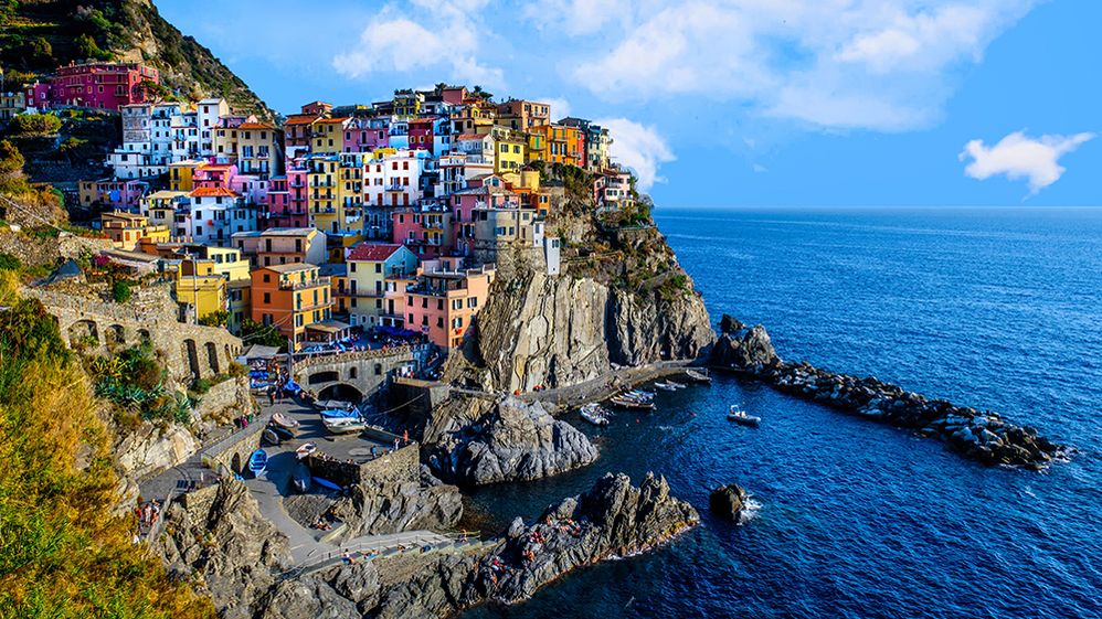 Caption: A photo of colorful buildings on the cliff next to the sea, taken in Manarola, a small town in Cinque Terre,  Italy. (Local Guide Stephen Bruns)