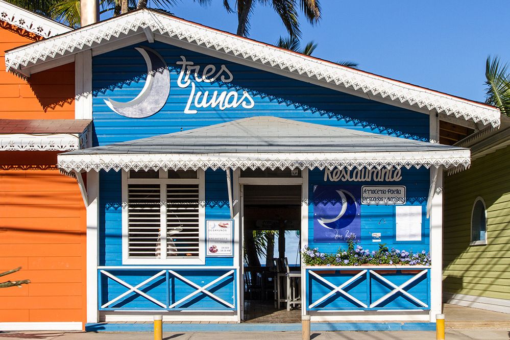 Caption: A photo of the front of Tres Lunas Las Terrenas, a restaurant in Las Terrenas, Dominican Republic. (Local Guide gri su)