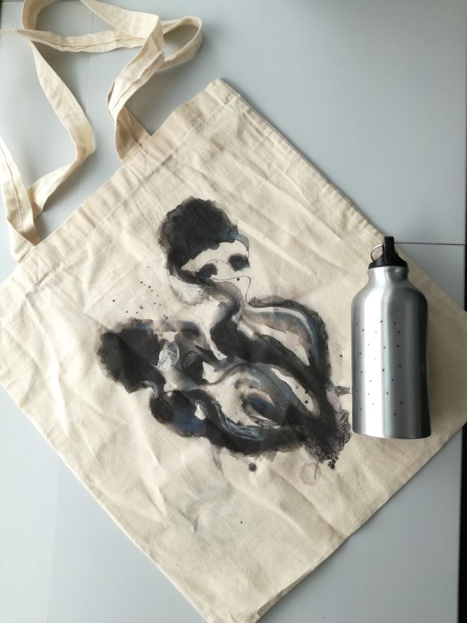 Caption: Tote bag with reusable water bottle (Local Guide @JavieraAu)