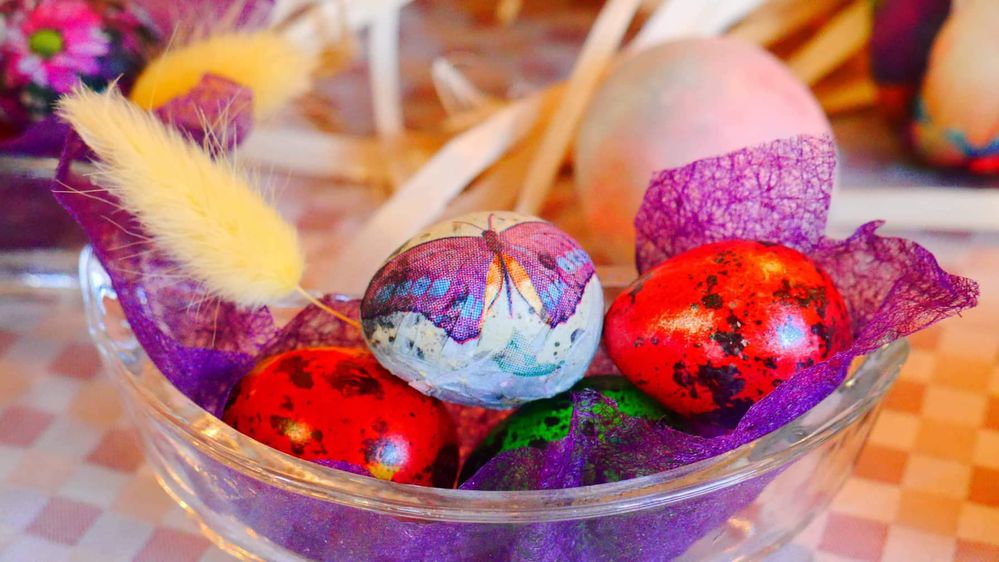 Caption: A photo of a bowl full with colourful eggs (Local Guide @PoliMC)