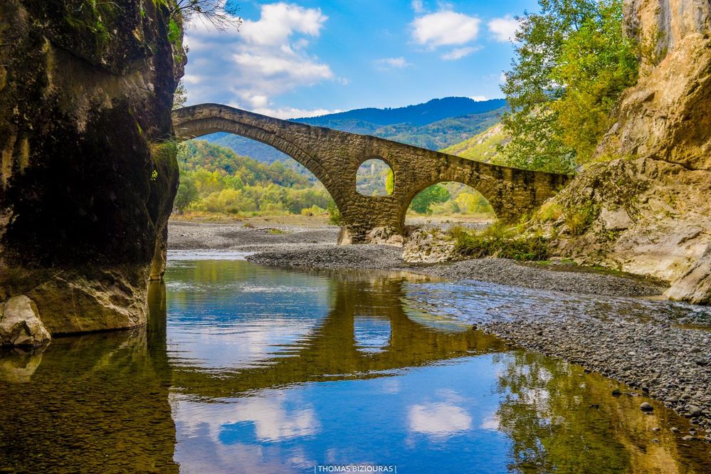 Portitsa's old stone bridge, located at the entrance of the gorge. ©Thomas Biziouras