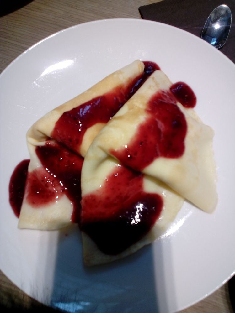 Pancake with rasberry cream