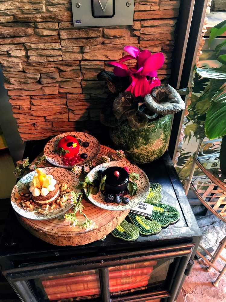 キャプション：小さいテーブルの上に可愛いデザートとお花の写真です。(Local Guide @Ivi_Ge)