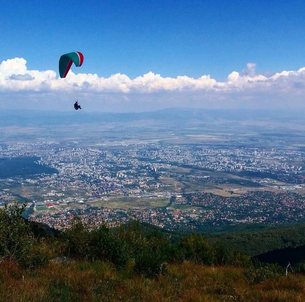 Billedtekst: En person der paraglider henover Sofia set fra bjerget Vitosha i Bulgarien (foto lånt af Melissa Djurslev)
