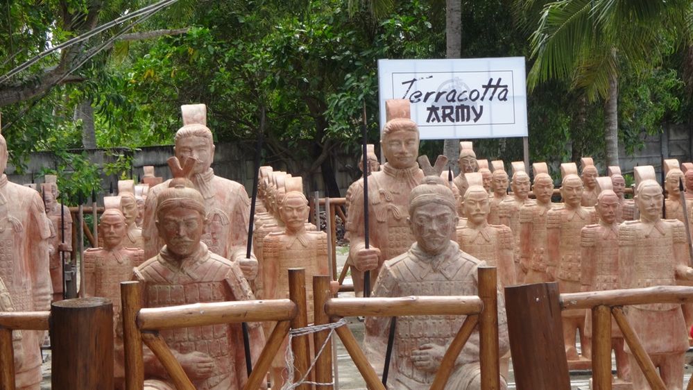 Patung "Terracotta Army" di Pantai Tongaci