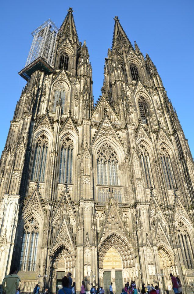 Caption: A photo of the Cologne Cathedral (Local Guide @PoliMC)