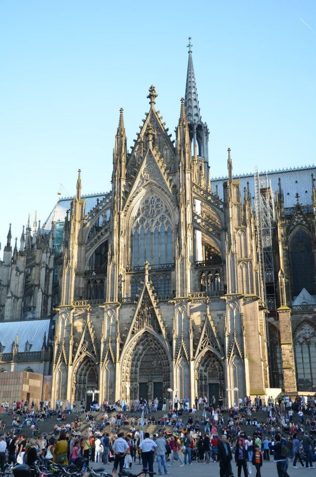 Caption: A photo of the Cologne Cathedral in 2012 (Local Guide @PoliMC)