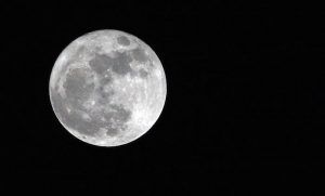 La luna., nuestro satelite natural el cual a estado ligado a nosoteos desde hace un poco más de 4,500,000. Millones de años, nos rije las mareas en el mar y nos permite ver en la noche. Es parte de nuesteo cielo nocturno.