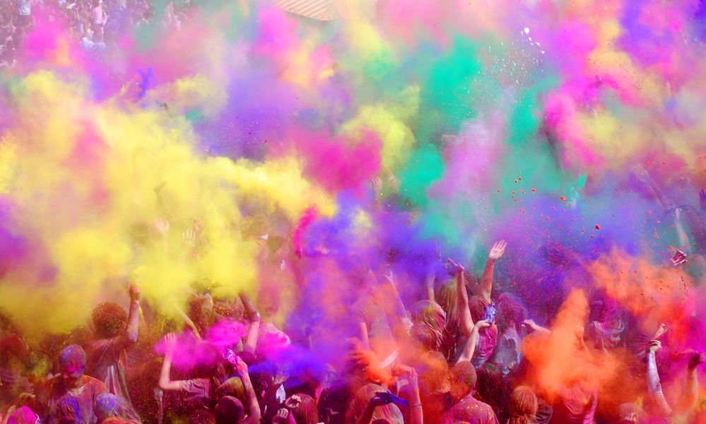 Image coursty-http://www.newhdwallpapers.in/wp-content/uploads/2013/03/Holi-Festival-the-Big-Toss.jpg