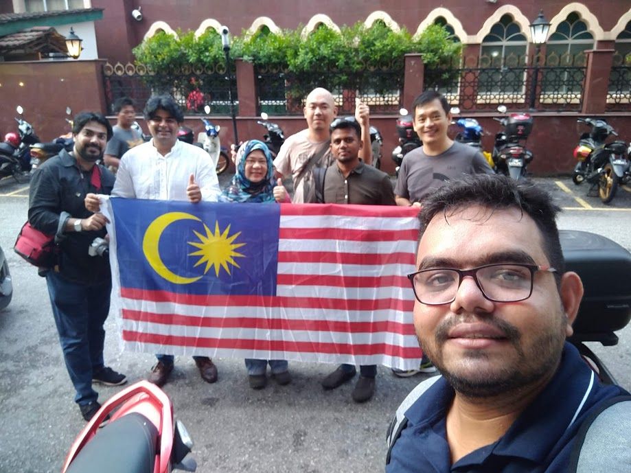 Group selfie in front of Masjid India, Malaysia during 36 Photowalk Kuala Lumpur.