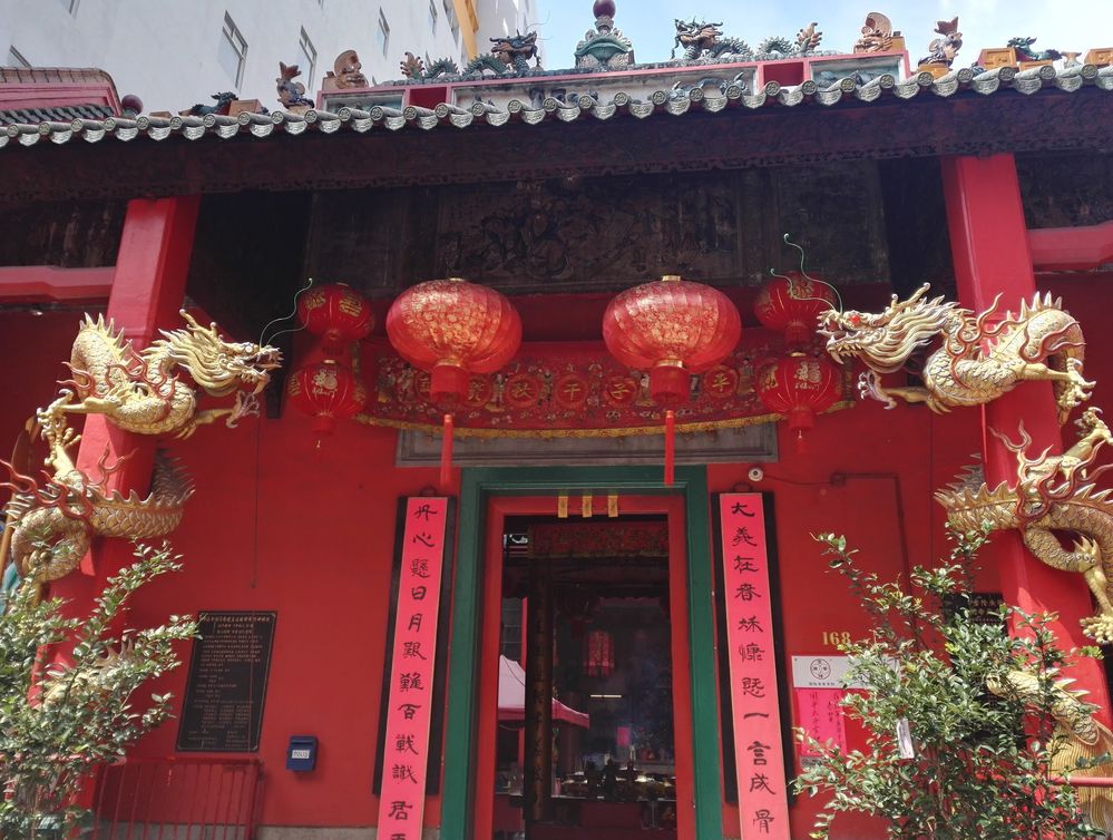 Caption: A photo of a traditional Chinese temple located in Kuala Lumpur, Malaysia. (Local Guide @TsekoV)
