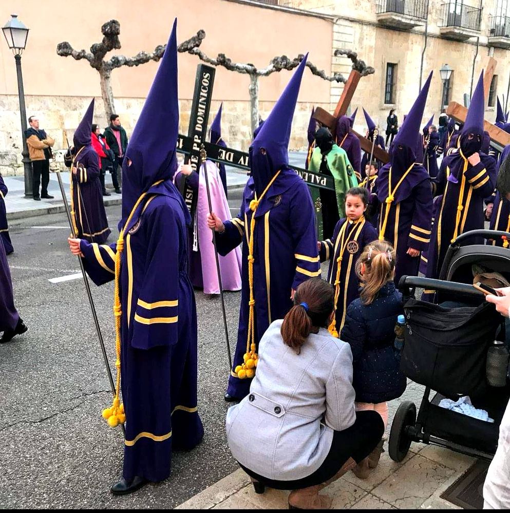 Cofrades desfilando en la Semana Santa de Palencia