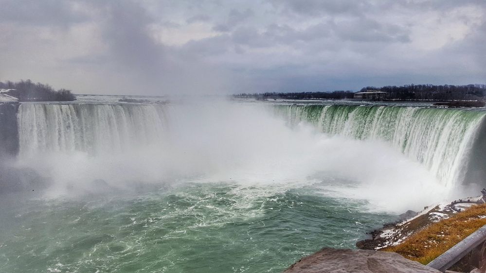 But the Slovaks have a day off on the 29th, which I used to move with Megabus (for one dollar) to the town of Niagara Falls and the most famous work of nature.