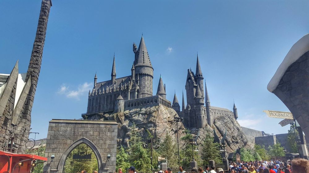 One of the best attractions in the park. Harry's rollercoaster is a connection of mechanical track with 4D elements. The brain sometimes does not know what is real and fiction