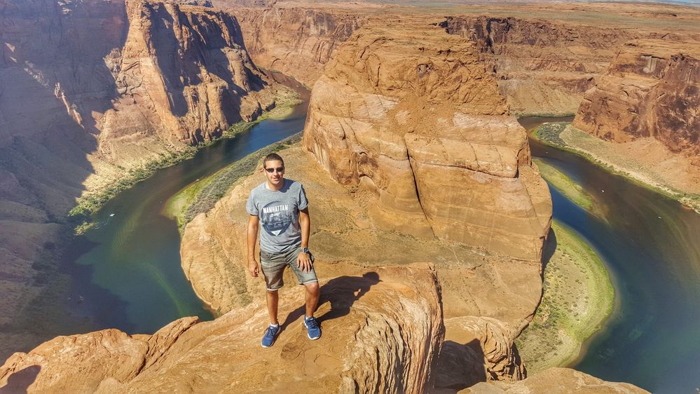 Nearby there is this horseshoe shape eluted by the Colorado River. I didn't have the balls to sit on the edge :D