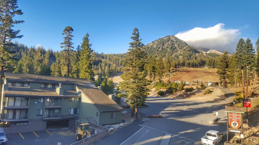 Wake up in the morning to such a panorama is definitely something. We slept in the ski resort of Mammoth Lakes, which is at an altitude of approximately 2600 meters. Just a few stairs with a suitcase can do a man who came from the lowest point, quite a bit breathless