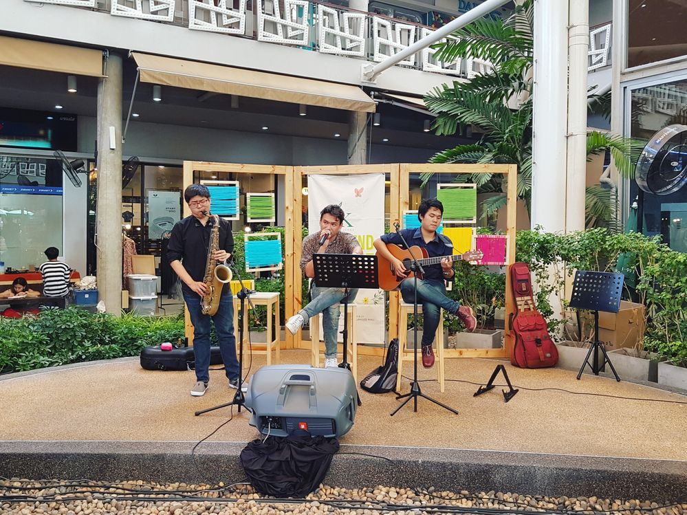 Many times, there are Live Music events to promote lively atmosphere in this mall.
