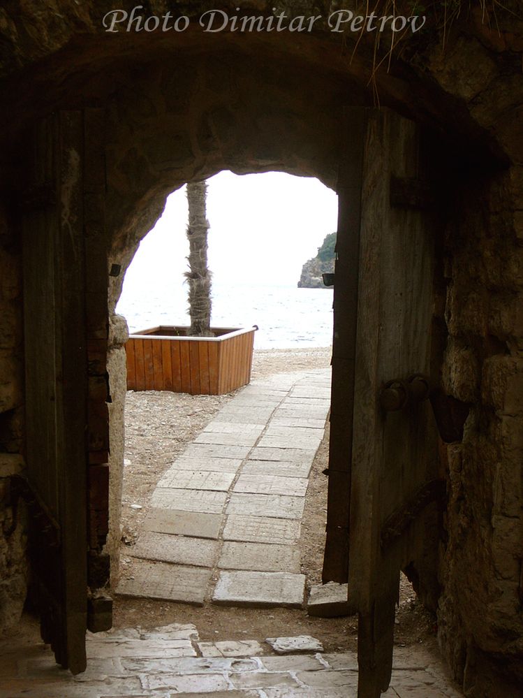 Най-старата дървена врата в Европа - стария град Будва, Черна гора.