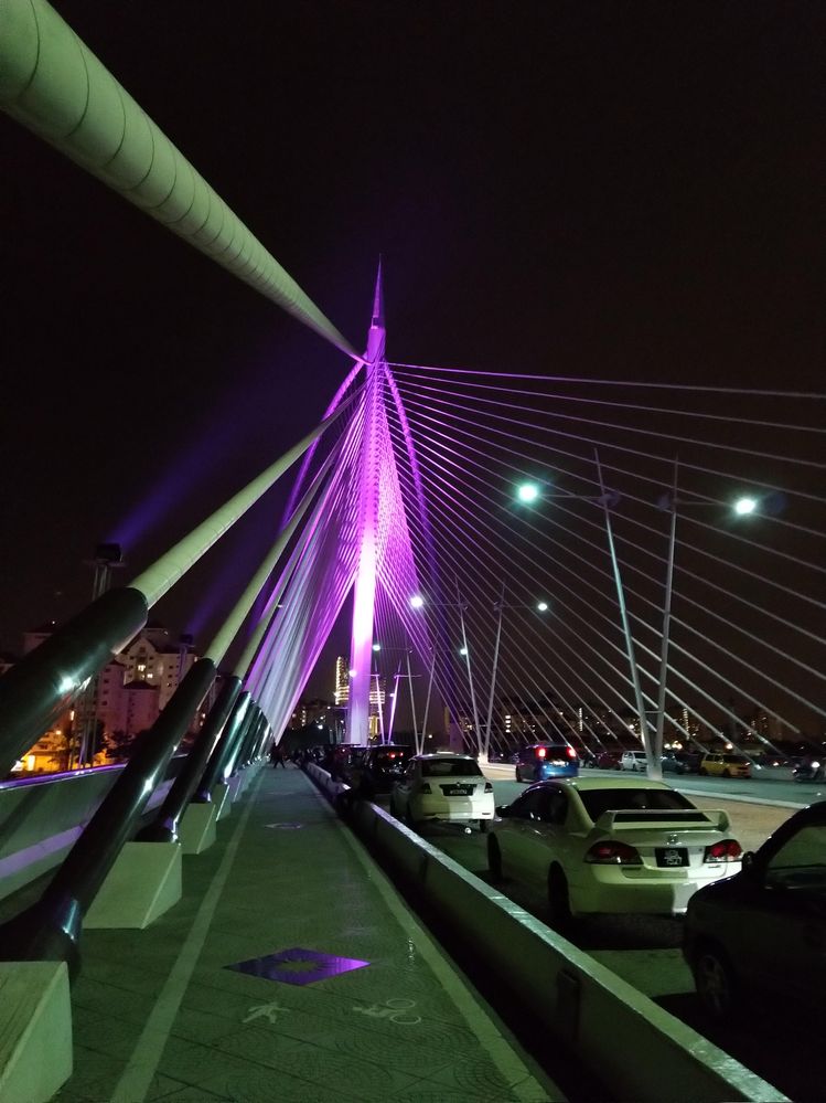 The Seri Wawasan Bridge is one of the main bridges in the planned city Putrajaya. This futuristic asymmetric cable-stayed bridge with a forward-inclined pylon has a sailing ship appearance, accented at night with changeable color lighting.