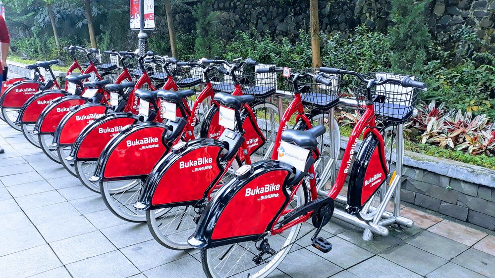 10 sepeda dari BukaBike yang tersedia di area pejalan kaki Kebun Raya Bogor