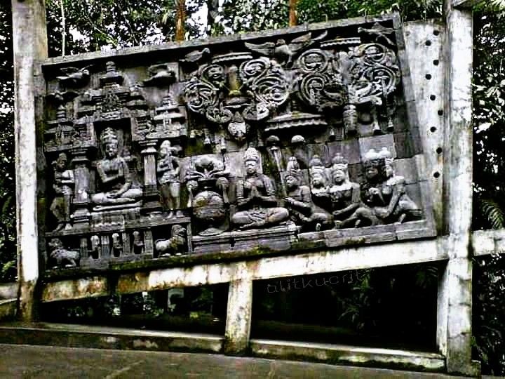relief miring Gandavyuha (the slanting relief of Gandavyuha). -private doc-