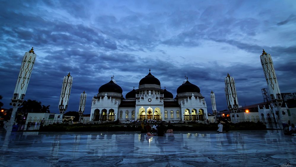 Caption: A photo of the exterior of Baiturrahman Grand Mosque, photographed at night, in Banda Aceh, Indonesia. (Local Guide Ejhaa)