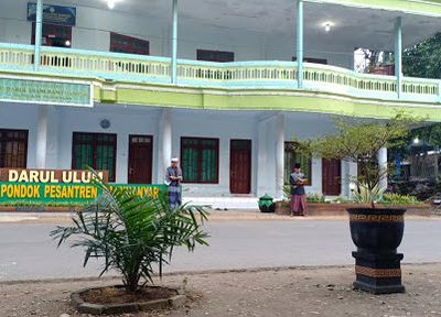 Caption : A photo  Darul Ulum Banyuanyar Islamic Boarding School, Pamekasan Madura local guide  Bang Ipul)