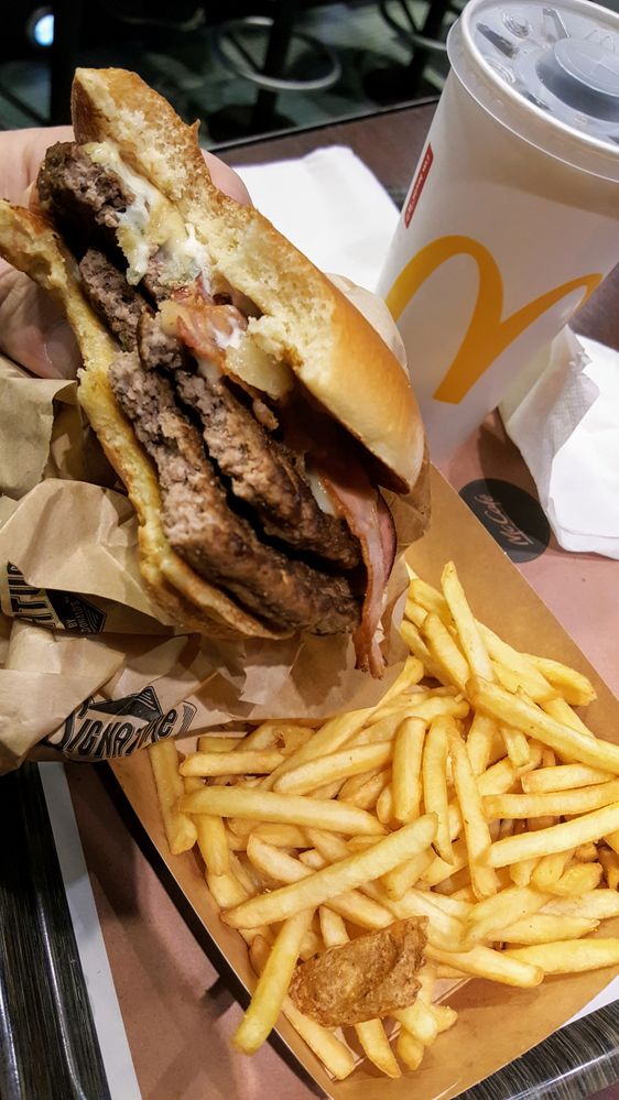 Bacon & Blue Cheese Burger - Mc Donald Signature, Paris, France