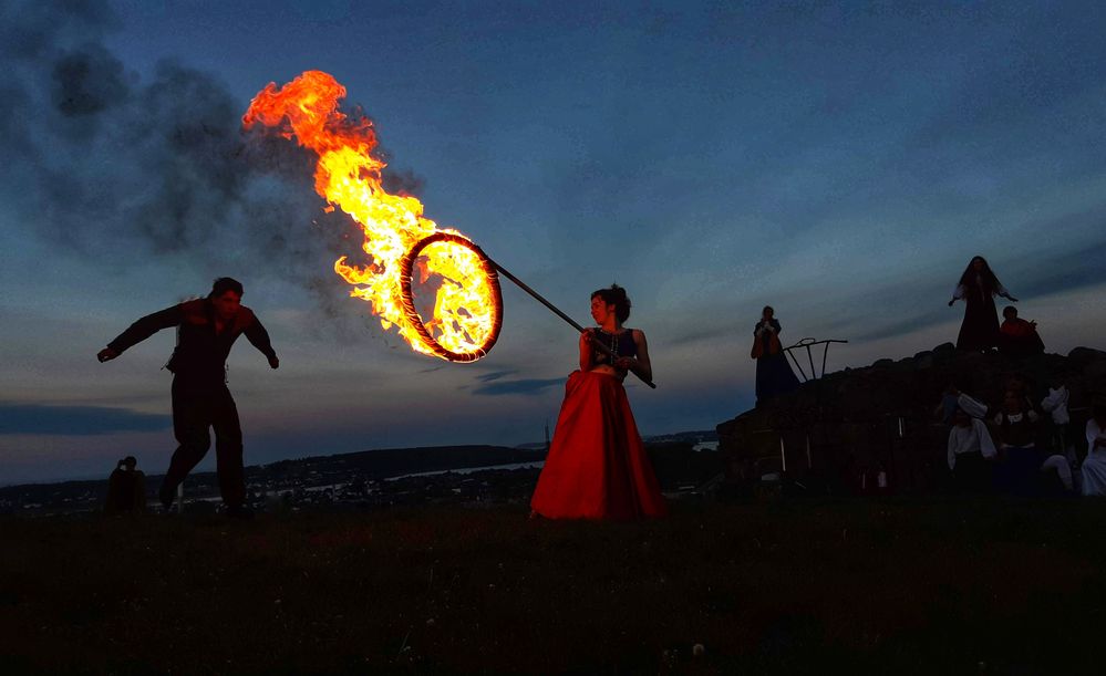 A performer jumping through the fire wheel (Photo: ruxellan, Local Guides level 8)