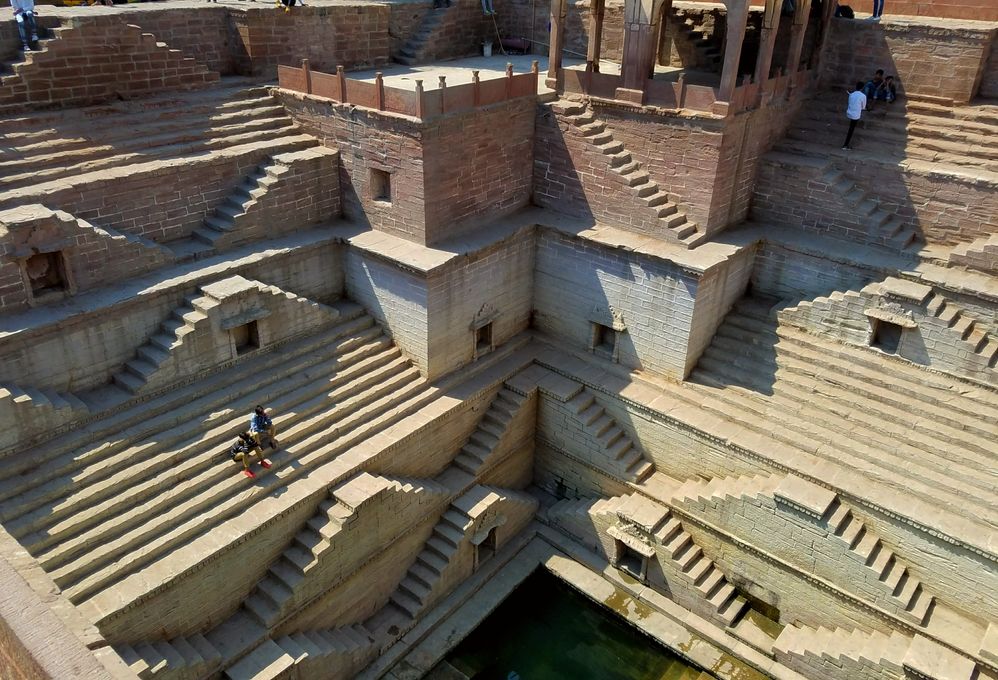 Caption: A photo of the stone stepwell Toorji Ka Jhalra in Jodhpur, India, with many staircases leading down to the bottom. (Local Guide Srikanth Hampapur)