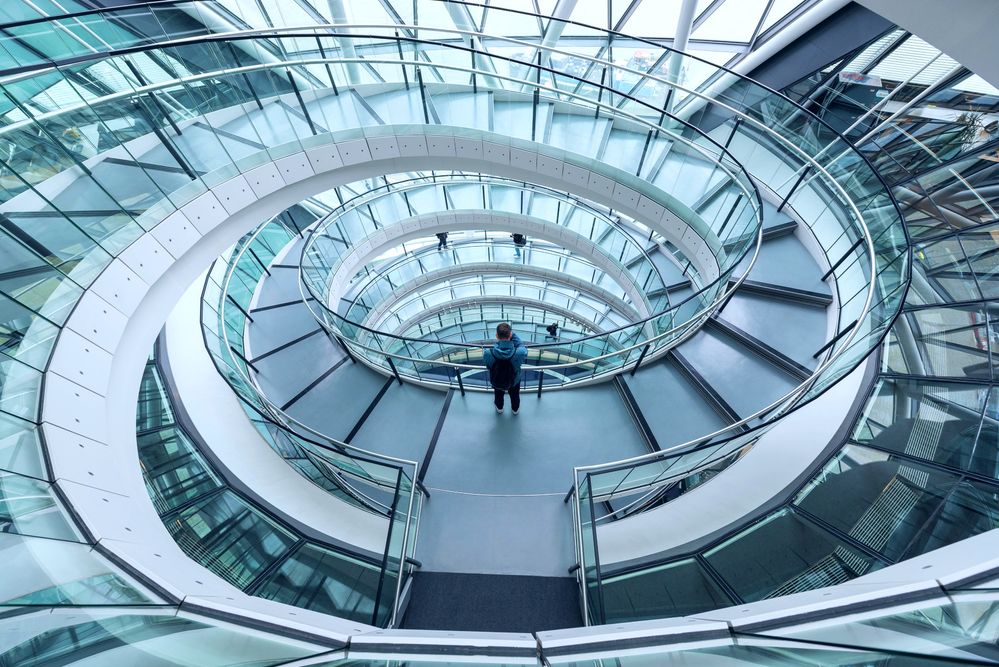Caption: A photo from above of a glass and metal spiral staircase at City Hall in London, UK. (Local Guide 麥翔雲)