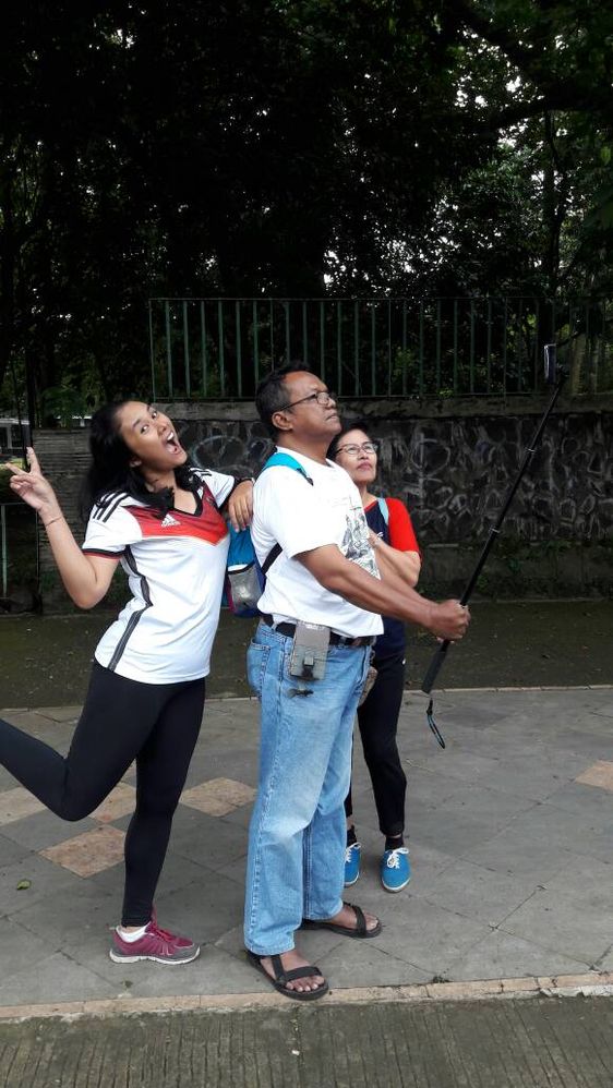 Learning how to use selfie stick for the first time because of Local Guides.