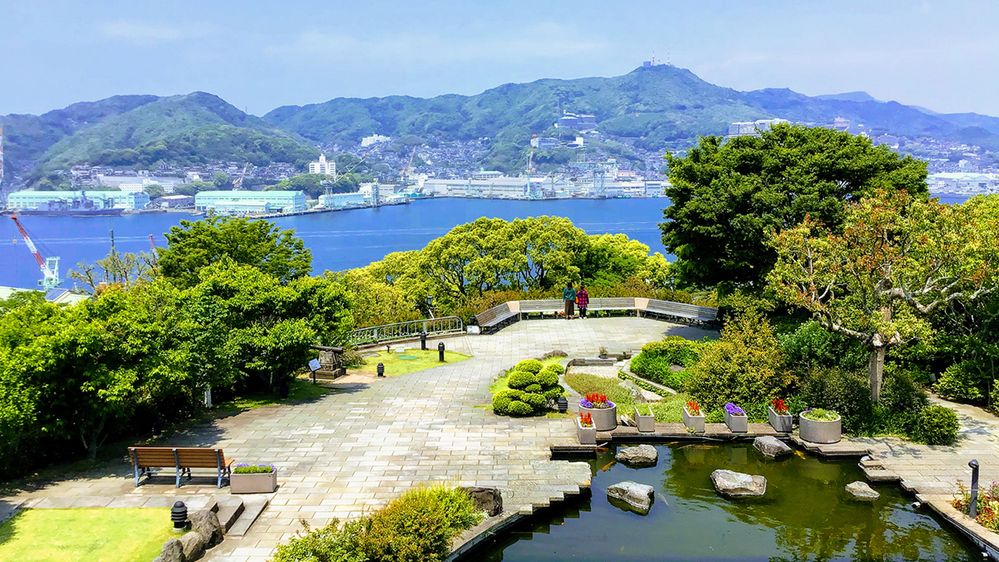 Caption: A photo of a wide view of a park and pond on the waterfront at 旧三菱第２ドックハウス in Nagasaki, Japan. (Local Guide Ponsuke Ponsuke)