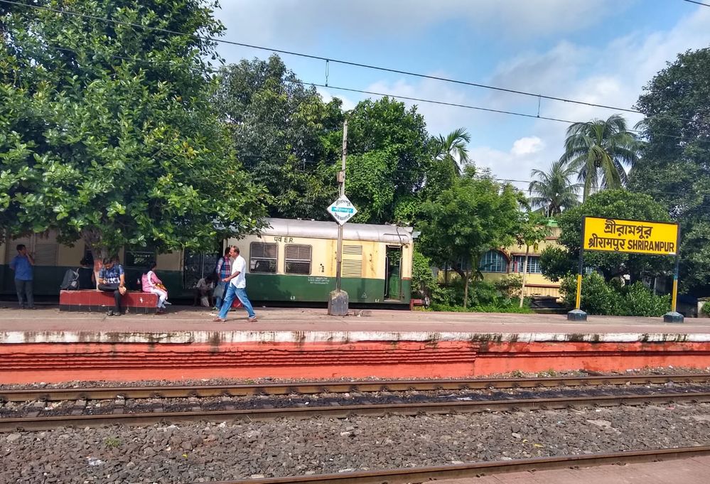 An EMU Local train is leaving Platform  No. 4 of Serampore Railway station and a yellow display board showing platform name on it (Photo Local guide @drshaunak)