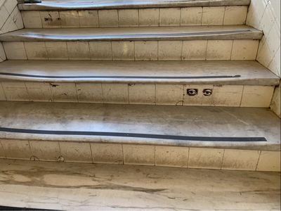 Caption: Escaleras gastadas por el uso - Buenos Aires - Argentina (Local Guides @FaridMonti)