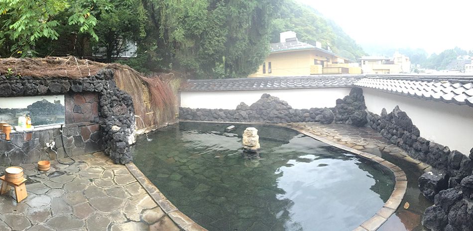 The hot spring at the rooftop in “Kanaguya”