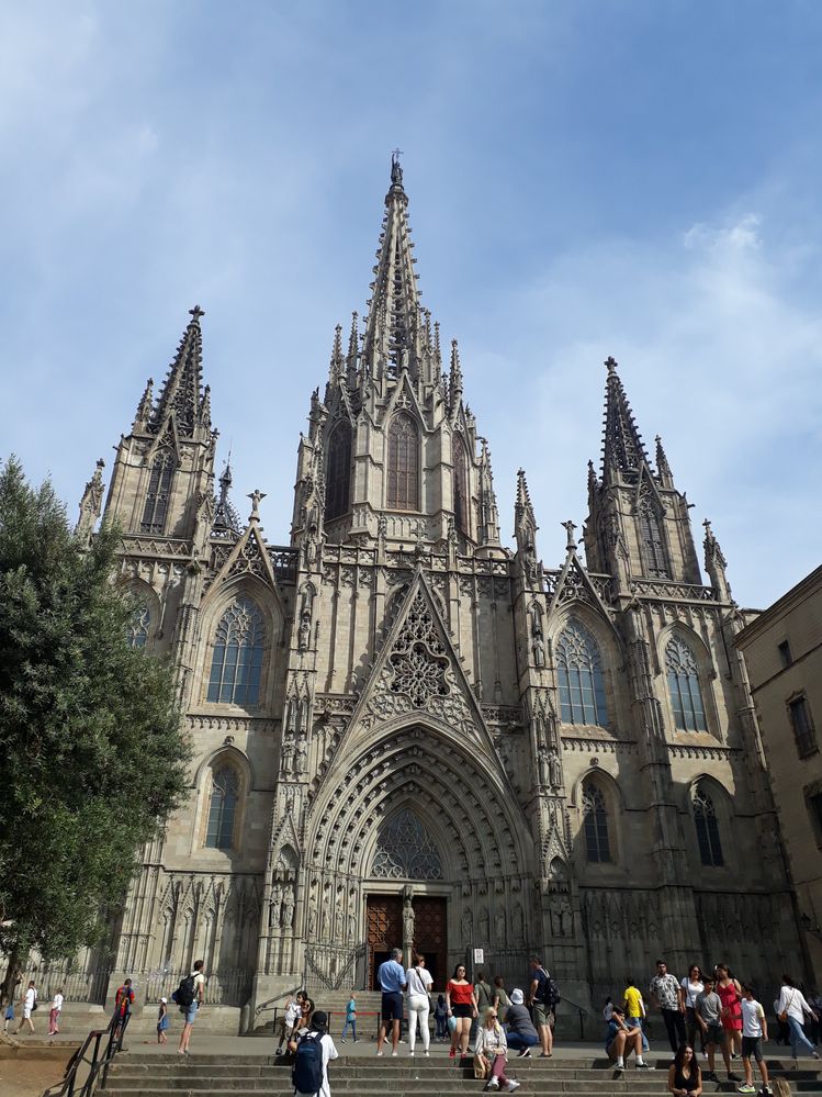 Caption: A photo of the facade of the Basilica de Santa Maria, Barcelona (Local Guide @MoniDi)