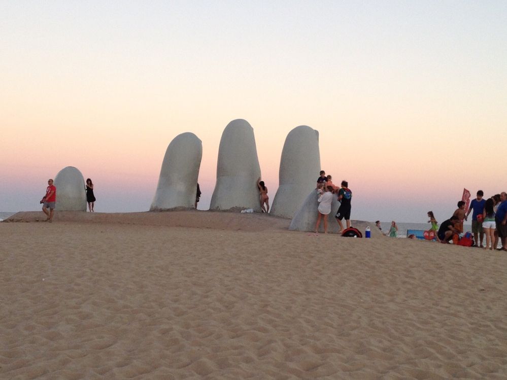 La mano en la playa una foto Muy característica para los turistas