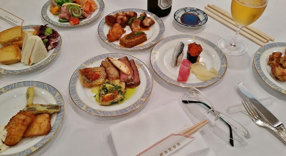 The Meiji Memorial Hall has 5 great restaurants. Many dishes made with great ingredients are as beautiful as the gardens of The Meiji Memorial Hall. Every dish has a wonderful taste that feels like fresh ingredients.