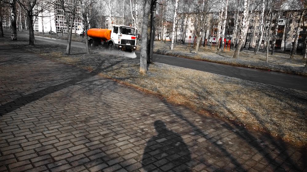 Gray Photoshop) To highlight a truck. And my shadow)))