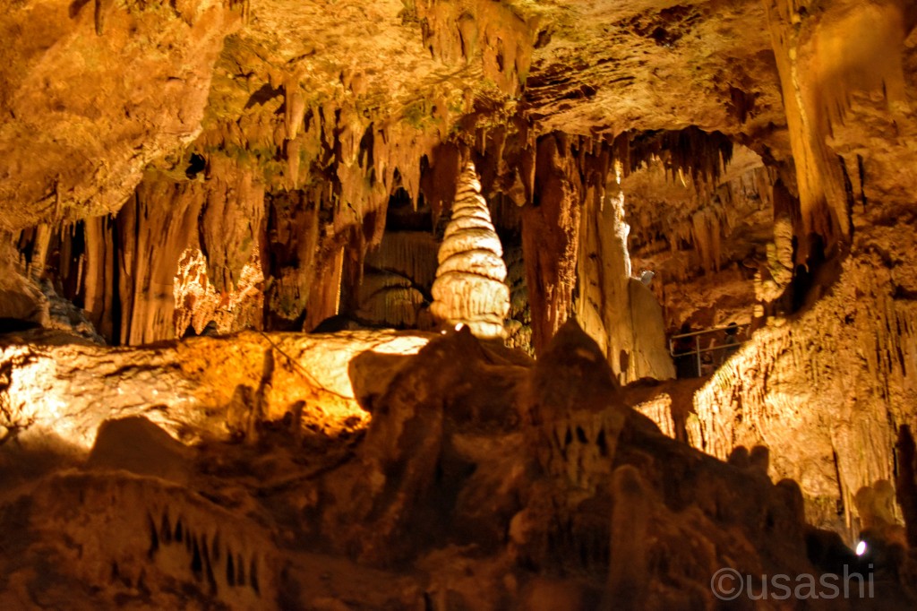 Featured image of post How Are Stalagmites Formed - Stalactites and stalagmites are sedimentary rock becausethey are made from sediment that as formed together.