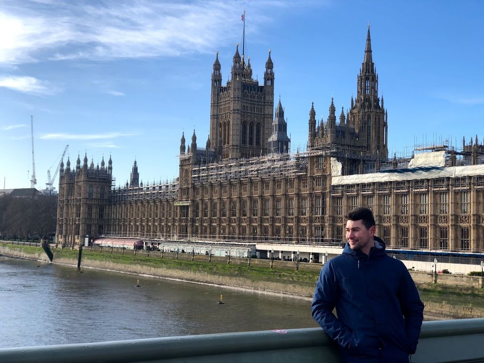 Legenda: foto do Local Guide @ItzPirk posando com o Palácio de Westminster e o Rio Tâmisa ao fundo. (Local Guide @ItzPirk)