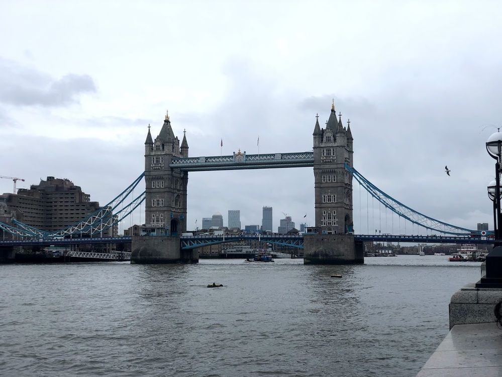 Legenda: Uma foto da Tower Bridge mostrando as duas torres com seus detalhes em azul e o Rio Tâmisa embaixo. (Local Guide @ItzPirk)