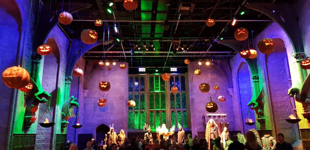 Salão Principal de Hogwarts em decoração de Halloween.